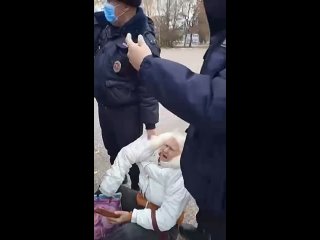 free в башкирии полицейские схватили и протащили по земле пенсионерку за нарушение самоизоляции hd