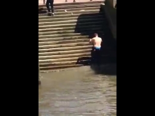 free поскользнулся хорошее настроение юмор смешное видео забавное падение голая задница попа вода купания ополоснулся муж hd