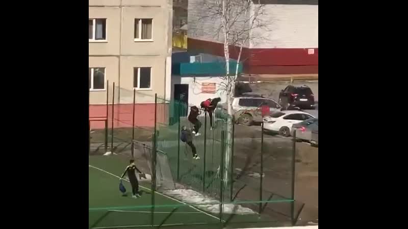 free в сургуте молодые быстро перелезли через 3 метровый забор спортплощадки убегая от легавых во время режима hd