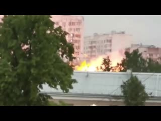 free в котельниках сильный пожар очевидцы говорят что он начался после удара молнии из за чего произошёл обрыв hd