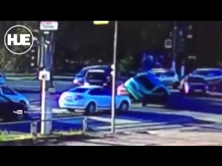 free в комсомольске на амуре девушка с рекламой услуг окулиста врезалась в стоящую машину hd