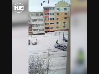 free в нягани полицейские сбили женщину и пытались усадить ее в машину hd