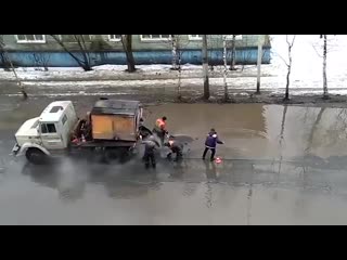 free архангельские дорожные рабочие смешивают асфальт с водой из лужи hd