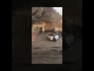free в тюмени автовладелец рискуя жизнью спас свой автомобиль из огня hd