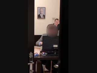 free чиновник на рабочем месте пытается сделать селфи hd