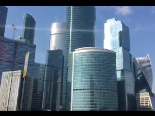 free голая школьница разделась возле фонтана hd