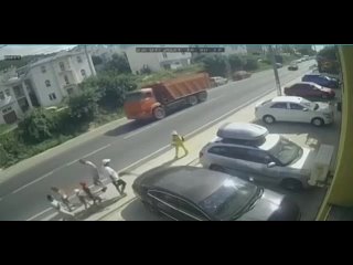 free машина сбила на тротуаре шесть человек среди которых hd