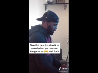 free в tiktok новый тренд девушки голыми подходят к своим парням пока они играют и снимают их реакции hd