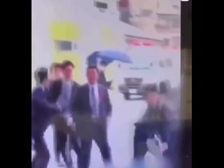 free покушение на премьер министра японии кисиду охранник вовремя заметил брошенное злоумышленником сву откинул его ногой hd