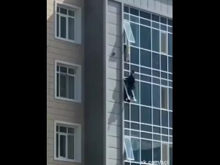 free мужчина услышал крики маленькой девочки которая повисла на 9 этаже и полез её спасать hd