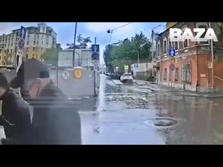 free видео с камер люди одетые в форму полиции заходят в подъезд дома где живёт пётр верзилов у одного из них с собой в hd