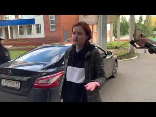 free какие то гопники не пускают нас к немецким врачам вывели их через запасной выход и увезли hd