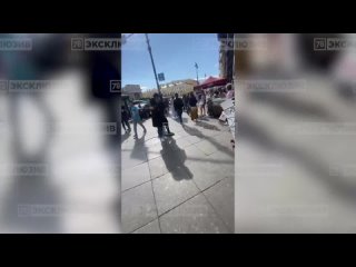 free голая девушка с плакатом в самом центре петербурга hd