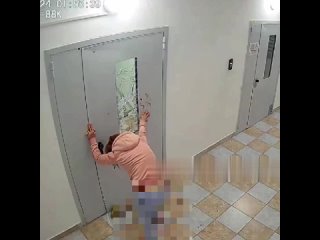 free девушка чуть не лишилась рук пытаясь выйти hd