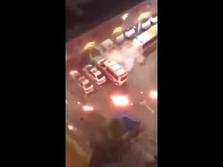 free протестующие закидывают полицейский участок коктейлями молотова в гонконге hd