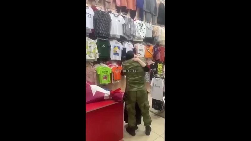free солдат вернулся из зоны сво в дагестан и сразу отправился к маме она трогательно расплакалась hd