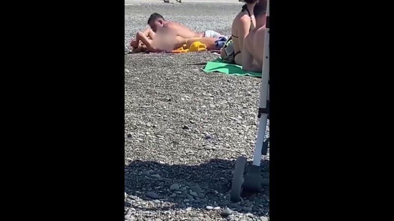 free в сочи на общественном пляже заметили загорающую топлес девушку это почему то понравилось не всем hd