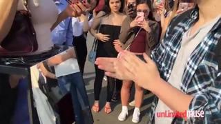 free девушка на улице дает прохожим потрогать грудь и вагину реальная эротика hd