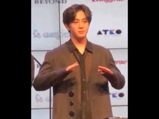 free i dont even rmr the context of this but either way its funny leo 도준 dojoon therose 더로즈 kexpo2018 hd