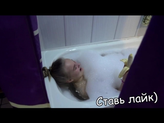 free спалил сестру в ванной с бананом что она там делала сестра ест в душе это не пранк а влог hd