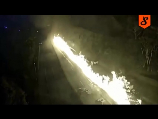 free бензовоз врезался в отбойник и загорелся на трассе hd