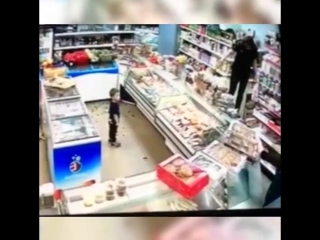 free пьяная яжемать захотела покормить сына фруктами с прилаа но продавщица ей не разрешила hd