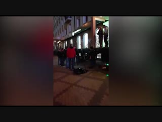 free житель калининграда напал с топором на музыкантов которые громко играли музыку возле его дома hd