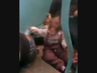 free самое интересное ума хватило заснять а ребенка забрать в отделение или хотя бы сука стекло из рук забрать же быдло hd