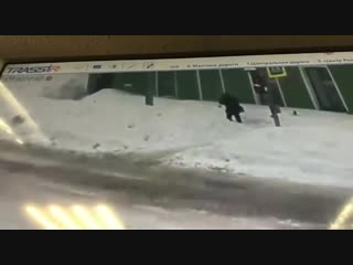 free в поселке рощино под питером на пешехода с крыши сошла целая лавина засыпало с головой женщина выжила но чудом hd