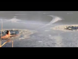 free житель нью йорка со своим псом залез в ледяную воду чтобы вытащить двух молодые которые провалились hd