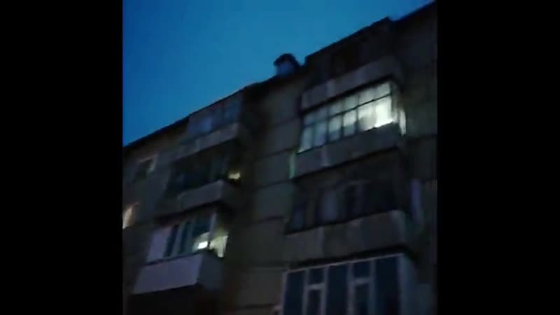 free в усинске коми сотрудники управляющей компании решили что настала пора почистить снег с крыши многоквартирного hd