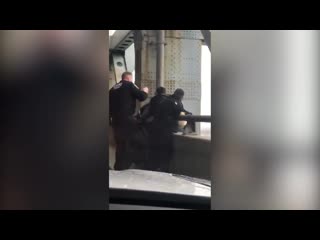 free в нью йорке 7 мужчин спасли 79 ти летнего мужчину который пытался спрыгнуть с моста веррацано нарроус hd