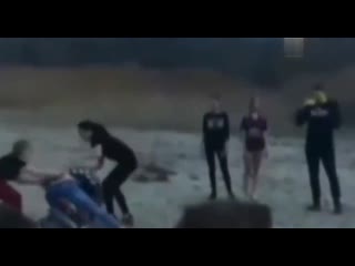 free вот так нынче барышни в тамбове выясняют отношения все школьницы может мальчика не поделили hd