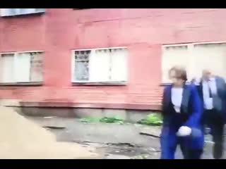 free мэр омска споткнулась на яме и упала в грязь во время осмотра улиц города hd