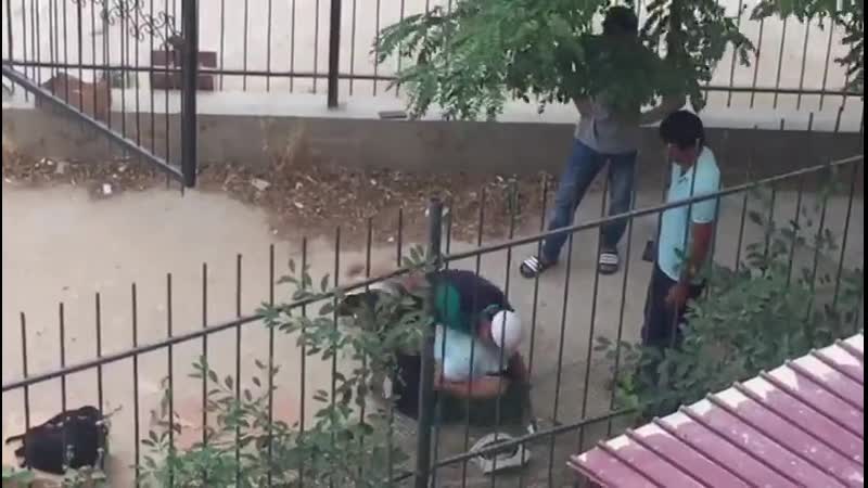 free в актау 3 гопаря решили ограбить парня и начали его бить но на помощь прилетел неравнодушный мужик и уделал всех трёх hd