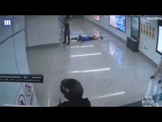 free в китае полицейские провели операцию по спасению заложницы в метро hd