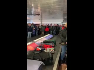 free хорошо известно о том что первыми багаж получают пассажиры премиальных классов обслуживания hd