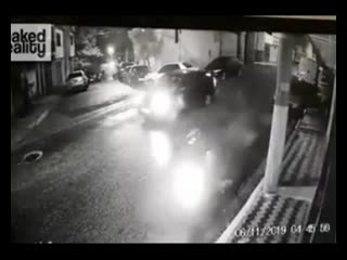 free бразилия двое на моте хотели убить полицейского но один из них получил пулю в голову hd