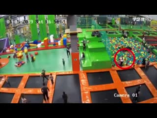 free появилось видео из батутного центра в тюмени где погибла школьница hd