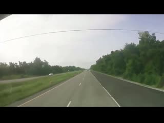 free в луизиане пилоту легкомоторного самолета пришлось совершить вынужденную посадку на шоссе hd