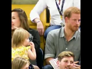 free мне понравилась реакция принца гарри на то что маленькая девочка крадёт его попкорн hd