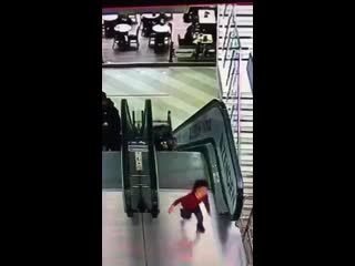 free в московском торговом центре молодые решили спустить коляску с братом по движущемуся эскалатору hd