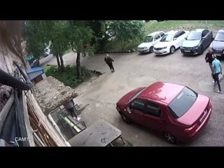 free девушка с ноги втащила парню и сломалась мне зеркало hd