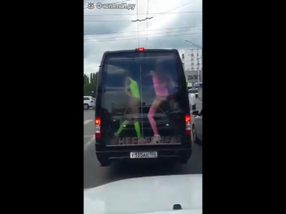 free шалавы показывают стриптиз на ходу в авто пошлый юмор прикол смешно танцуют подруги стриптиз авто едет ржака скачать hd