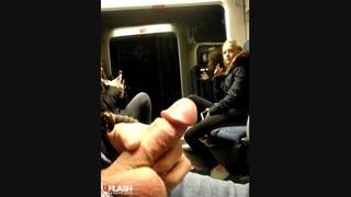 free юная девушка смотрит как мужик дрочит член в электричке hd