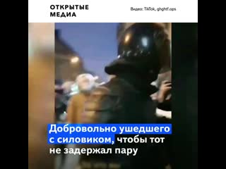 free петербуржец спас пару от задержания и стал героем самого трогательного видео с протестов hd