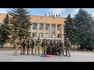 free видео от украинских военных из центра лимана на заднем плане здание горсовета hd