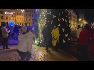 free праздничная атмосфера на софиевской площади в киеве возле главной елки страны по понятным причинам немноголюдно но hd