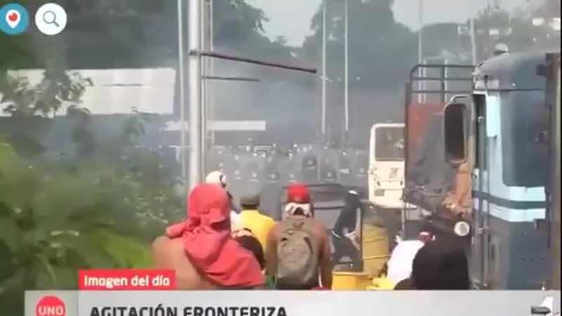 free видео доказывающее что это мирные протестующие онижедетигуаидошвыряющие коктейли молотова спалили гуманитарку hd