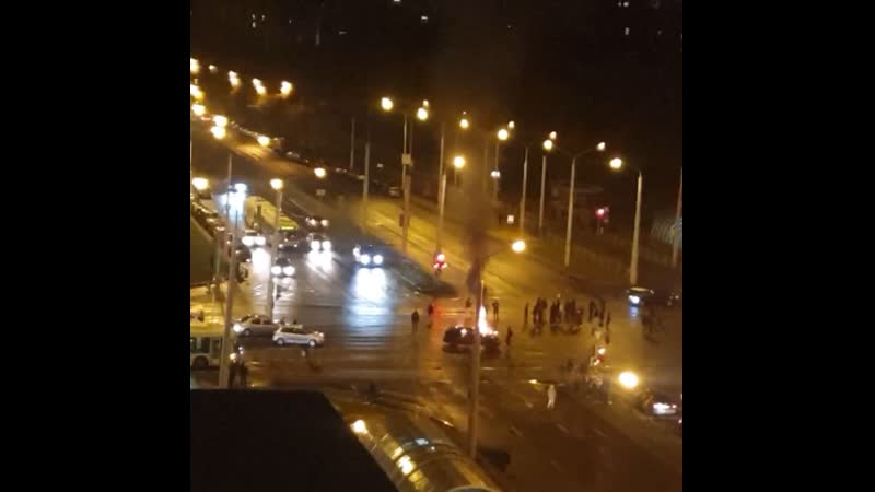 free в минске мирные протестуты в разных районах города пытаются построить баррикады на дорогах где то уже подожгли hd